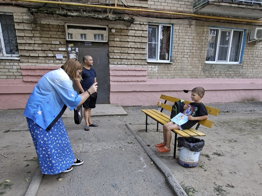 Вика делает фото Жени с новым рюкзаком